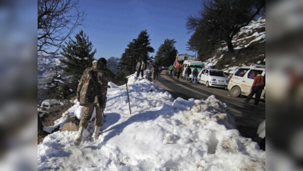 After 7-day snow block, one-way traffic resumes on Jammu-Srinagar highway; 1,900 trucks with commodities cross Nashri Tunnel