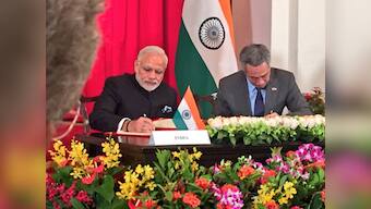 Modi meets Singapore leaders, signs 10 agreements including defense and cyber security