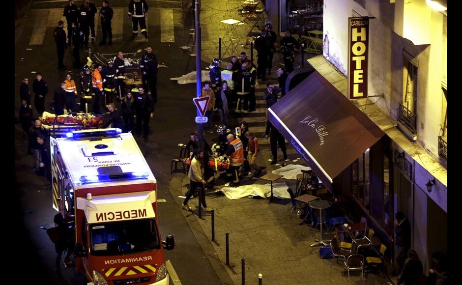 ATTENTION EDITORS - VISUAL COVERAGE OF SCENES OF INJURY OR DEATHGeneral view of the scene with rescue service personnel working near covered bodies outside a restaurant following shooting incidents in Paris, France, November 13, 2015. REUTERS/Philippe Wojazer - RTS6W3N