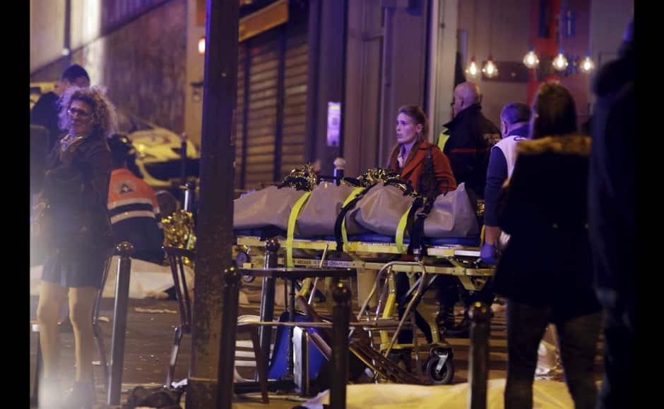 ATTENTION EDITORS - VISUAL COVERAGE OF SCENES OF INJURY OR DEATH General view of the scene with rescue service personnel who work near the a covered body outside a restaurant following shooting incidents in Paris, France, November 13, 2015. REUTERS/Philippe Wojazer - RTS6W71