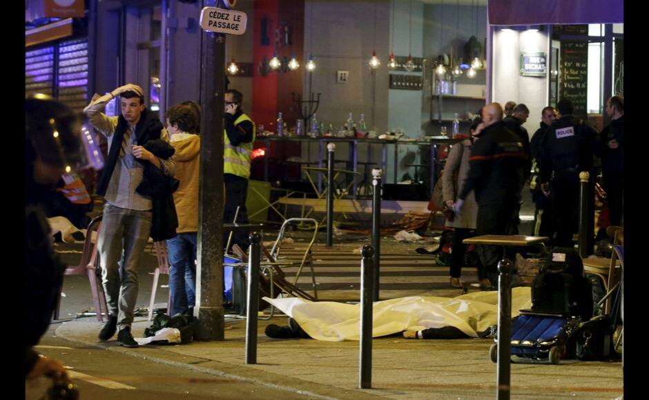ATTENTION EDITORS - VISUAL COVERAGE OF SCENES OF DEATH Rescue service personnel work near a covered body outside a restaurant following shooting incidents in Paris, France, November 13, 2015. REUTERS/Philippe Wojazer - RTS6W7S
