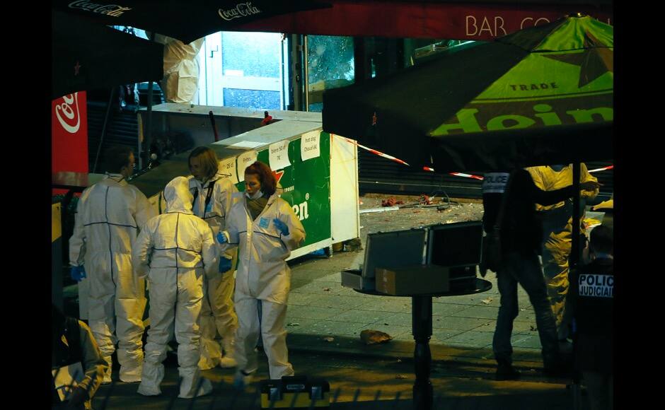 Investigators work outside a bar near the Stade de France where explosions were reported to have detonated outside the stadium during the France vs German friendly soccer match near Paris, November 13, 2015. REUTERS/Gonazlo Fuentes - RTS6W9H