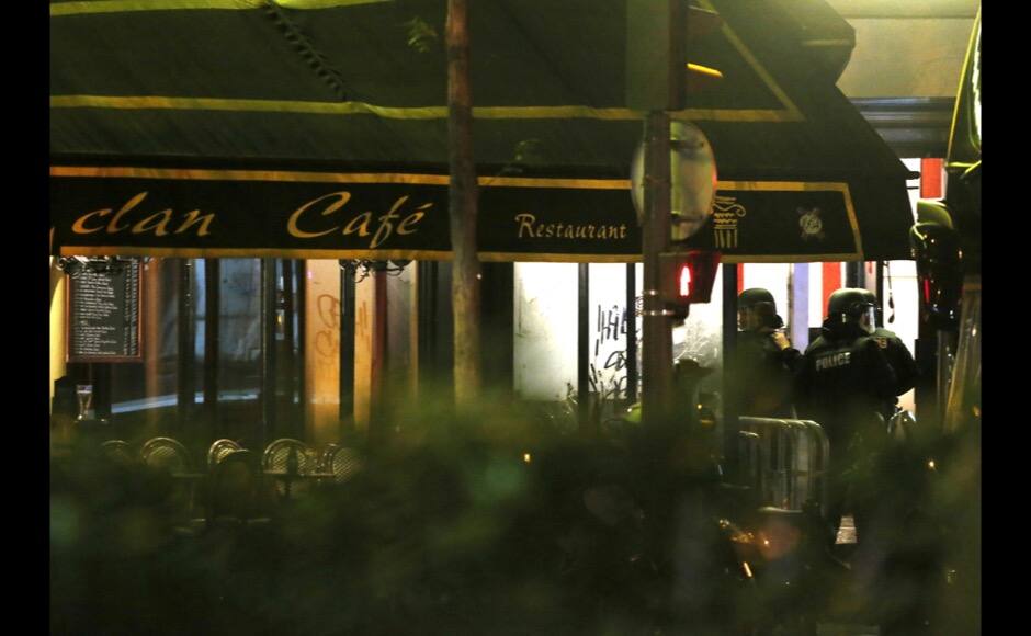 French police secure the area outside a cafe near the Bataclan concert hall following fatal shootings in Paris, France, November 13, 2015. REUTERS/Christian Hartmann - RTS6WL5