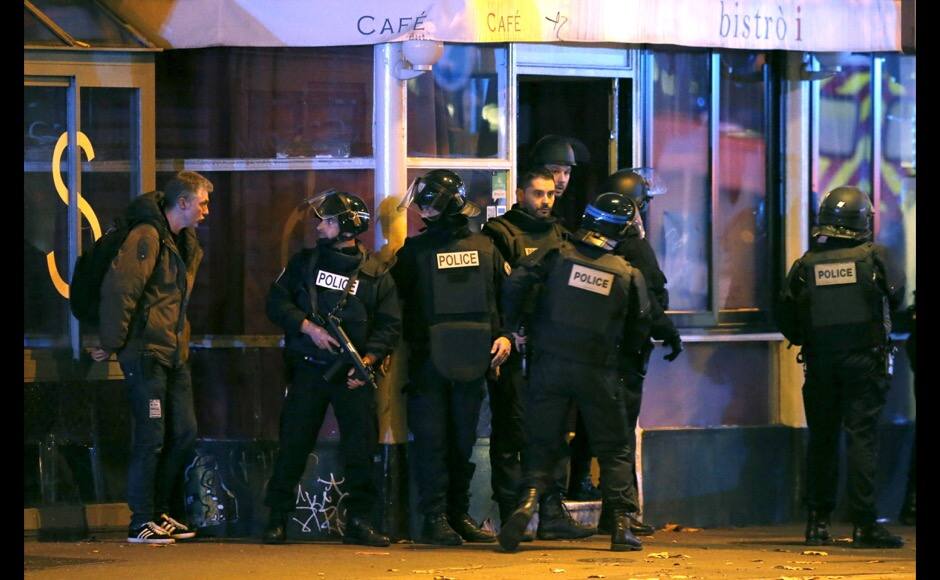 French police secure the area outside a cafe near the Bataclan concert hall following fatal shootings in Paris, France, November 13, 2015. REUTERS/Christian Hartmann - RTS6WL5