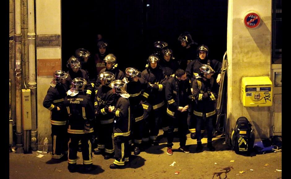 French police secure the area outside a cafe near the Bataclan concert hall following fatal shootings in Paris, France, November 13, 2015. REUTERS/Christian Hartmann - RTS6WL5