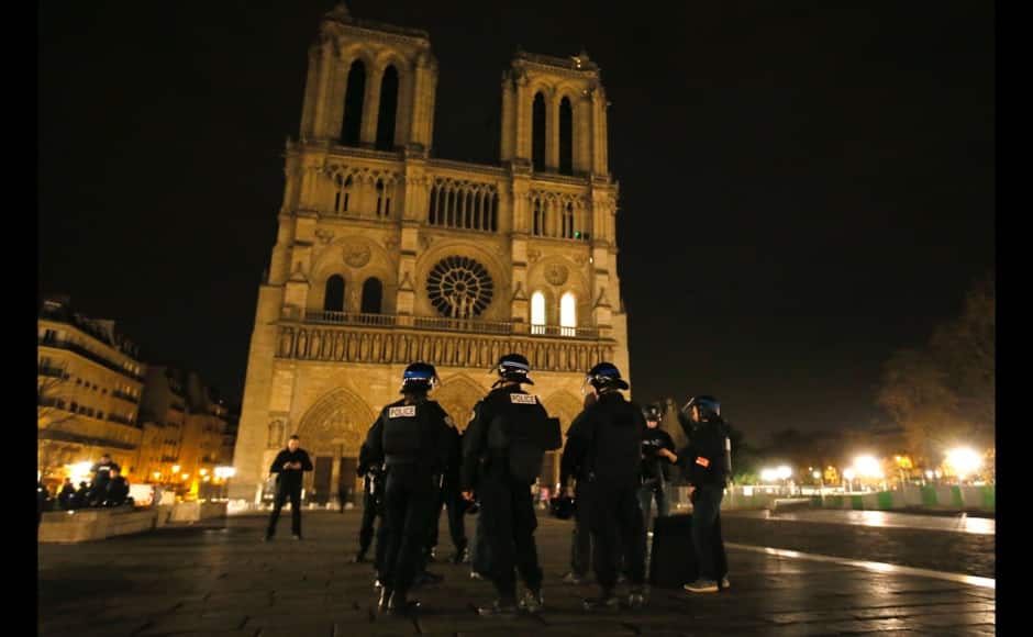 Police patrol near Notre Dame Cathedral following a series of deadly attacks in Paris , November 14, 2015. REUTERS/Gonazlo Fuentes - RTS6WYA