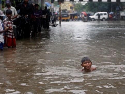 Heavy rains continue to pound Tamil Nadu; schools remain shut in Chennai Heavy rains continue to pound Tamil Nadu; schools remain shut in Chennai