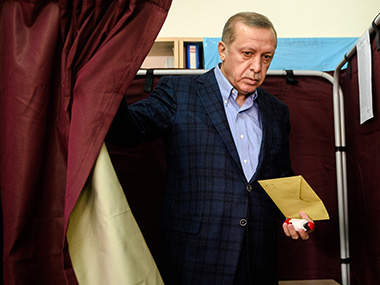 Gulf diplomatic crisis: Turkish president Recep Erdogan hosts Qatar emir Sheikh Al-Thani amid rising tensions Gulf diplomatic crisis: Turkish president Recep Erdogan hosts Qatar emir Sheikh Al-Thani amid rising tensions