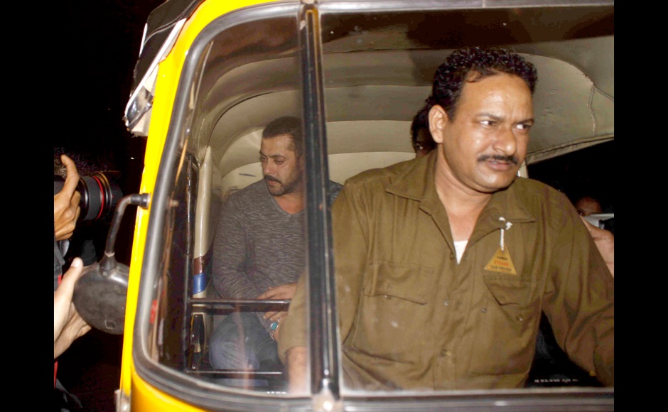 Bhai rides a rickshaw! Salman Khan and actor Nikhil Dwivedi take an auto in Mumbai Bhai rides a rickshaw! Salman Khan and actor Nikhil Dwivedi take an auto in Mumbai