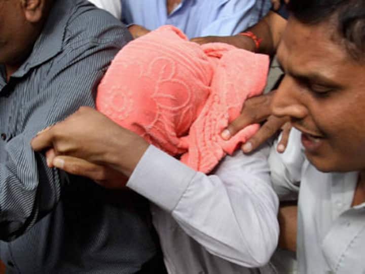 Delhi gangrape: Juvenile offender released as woman's parents continue protest Delhi gangrape: Juvenile offender released as woman's parents continue protest