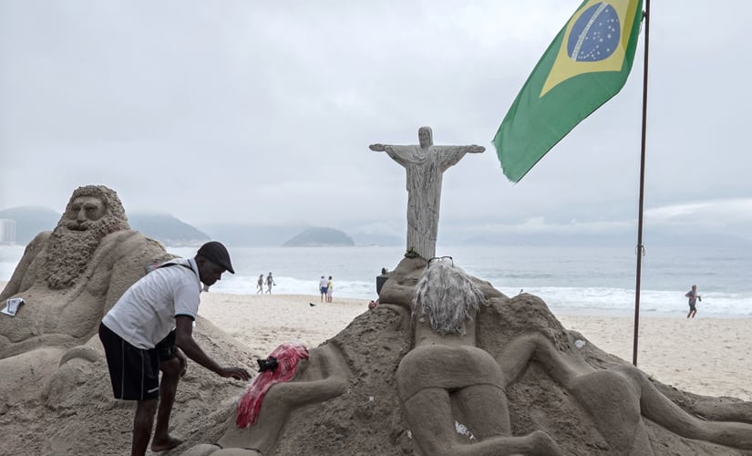 Ubiratan da Conceiçao dos Santos and his sand sculptures. AFP 