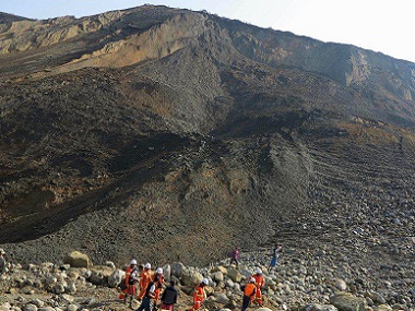 Dozens of workers buried alive as landslide collapses Myanmar jade mine Dozens of workers buried alive as landslide collapses Myanmar jade mine