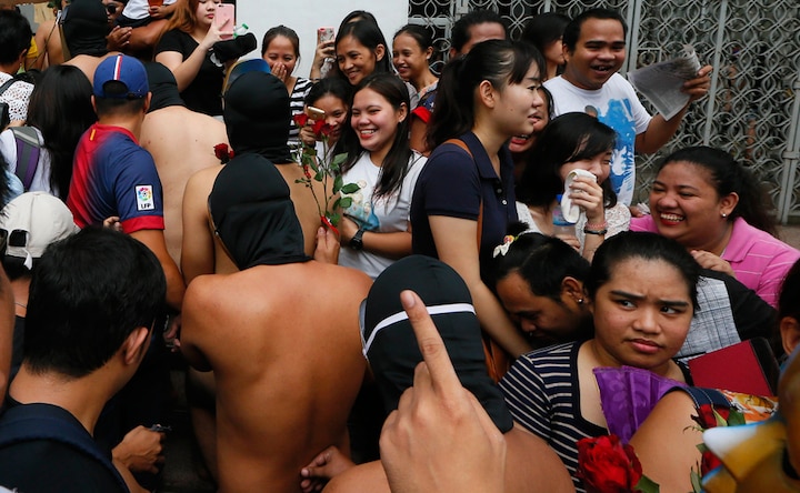 Oblation Run: APO fraternity run naked to highlight important issues at University of the Philippines