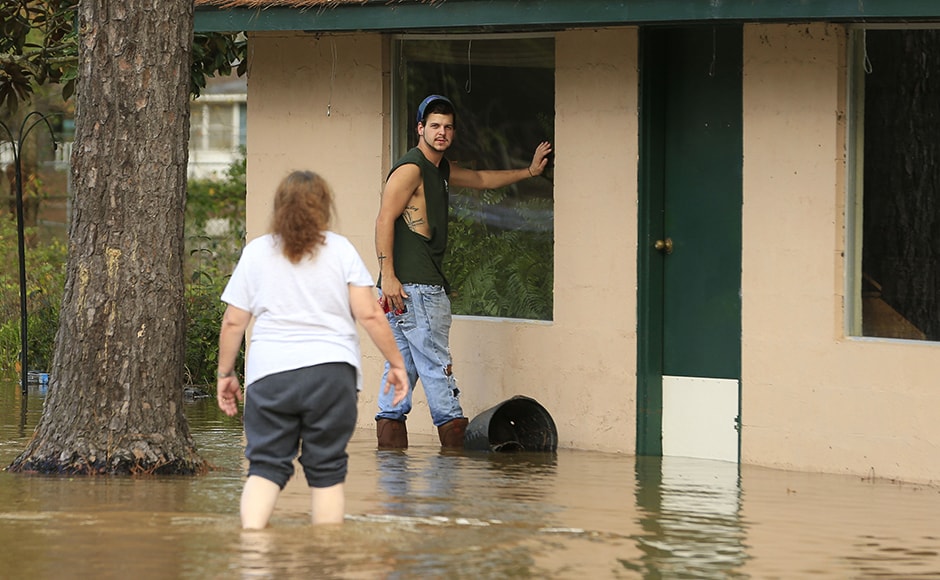 Reuters.-Neighbors-prepare-to-check Reuters.-Neighbors-prepare-to-check
