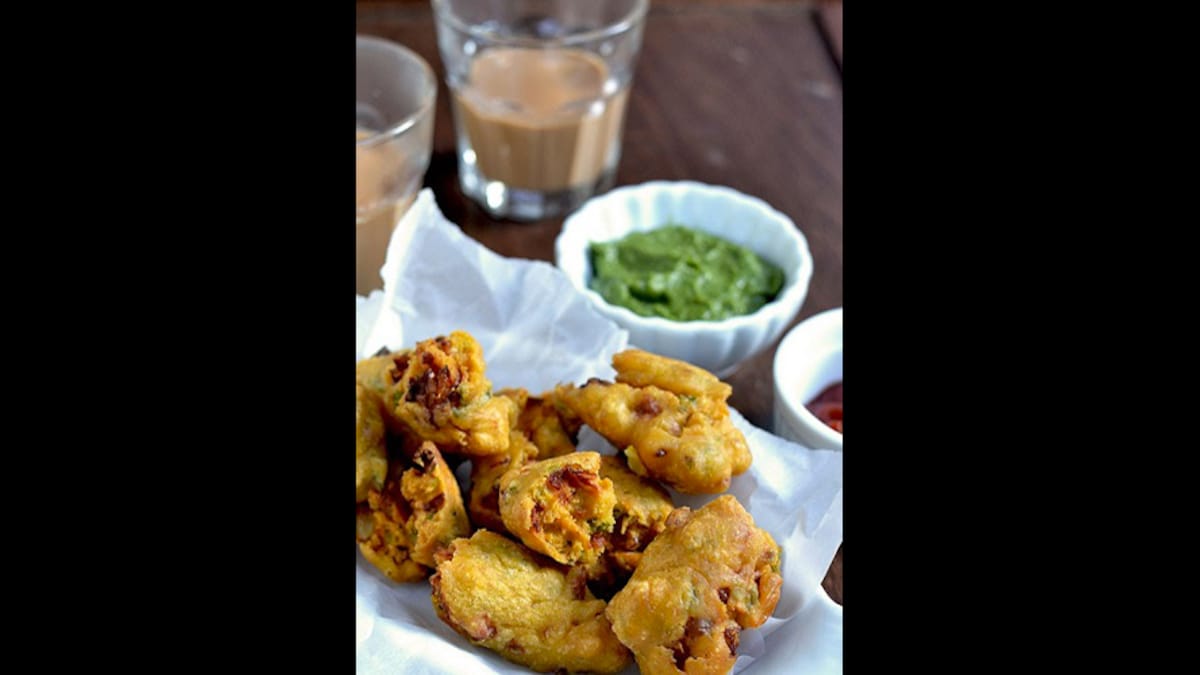 From Aloo to Chicken, these five desi pakoras can spice up your monsoon evenings