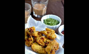 From Aloo to Chicken, these five desi pakoras can spice up your monsoon evenings