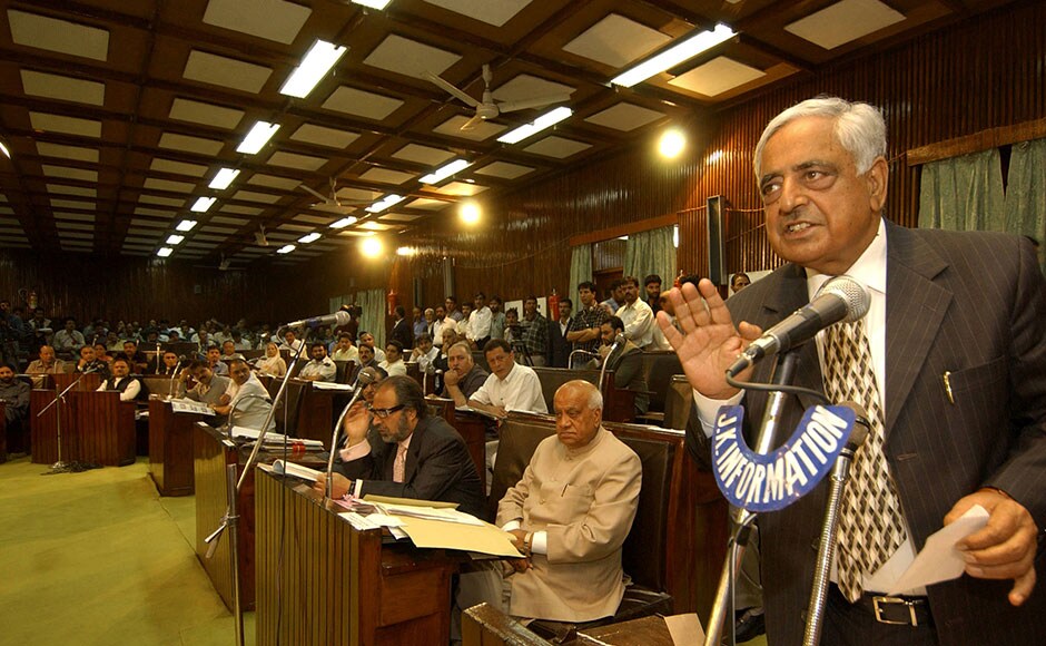 Chief Minister of India's northern state of Jammu and Kashmir, Mufti Mohammad Sayeed (R) delivers a speech at the State Legislature Complex in Srinagar, 27 September 2005. Indian-administered Kashmir's lawmakers called for an end to human rights violations by Indian troops amid suggestions by the region's leader that police take over counter-insurgency duties from the army. The issue of human rights violations was debated thoroughly by Kashmiri legislators in the state assembly. AFP. Chief Minister of India's northern state of Jammu and Kashmir, Mufti Mohammad Sayeed (R) delivers a speech at the State Legislature Complex in Srinagar, 27 September 2005. Indian-administered Kashmir's lawmakers called for an end to human rights violations by Indian troops amid suggestions by the region's leader that police take over counter-insurgency duties from the army. The issue of human rights violations was debated thoroughly by Kashmiri legislators in the state assembly. AFP.