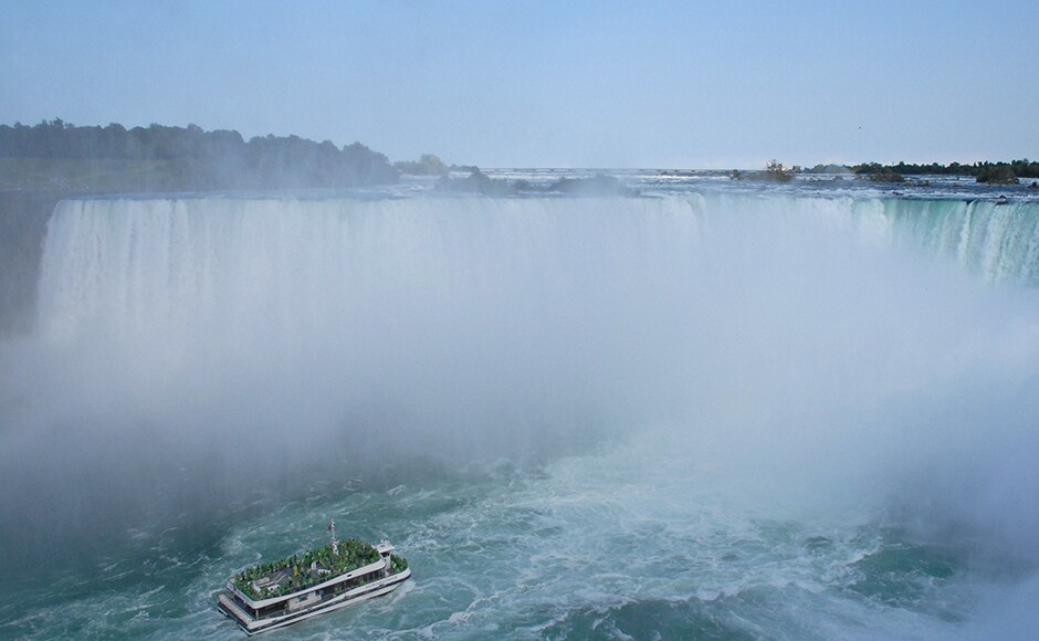 Niagara Falls, USA/Canada: The Niagara Falls are quite possibly the most famous waterfall on the planet. Yet the height that the plunging water descends, at 52 metres, is not all that great. But the very broad, curved ledge that the water plunges over is what lends the falls their powerful attraction.<br /> The Niagara Falls are impressive when viewed from either the US or the Canadian side. There is also a circular trail through a tunnel that leads past Horseshoe Falls, a drop which comprises one segment of the site. Another spectacular view is from a boat, looking up at the mighty mass of water. DPA. Niagara Falls, USA/Canada: The Niagara Falls are quite possibly the most famous waterfall on the planet. Yet the height that the plunging water descends, at 52 metres, is not all that great. But the very broad, curved ledge that the water plunges over is what lends the falls their powerful attraction.<br /> The Niagara Falls are impressive when viewed from either the US or the Canadian side. There is also a circular trail through a tunnel that leads past Horseshoe Falls, a drop which comprises one segment of the site. Another spectacular view is from a boat, looking up at the mighty mass of water. DPA.