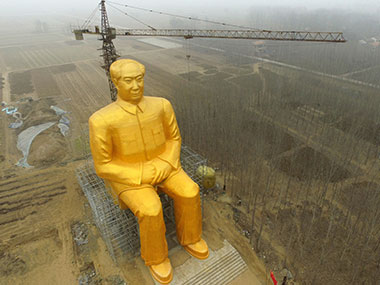 Gigantic and golden, statue of Mao Zedong draws mixed reactions in China Gigantic and golden, statue of Mao Zedong draws mixed reactions in China