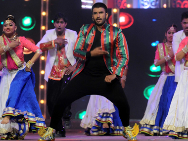 Stardust Awards 2016: Jeetendra and Ranveer Singh made a predictable show more bearable Stardust Awards 2016: Jeetendra and Ranveer Singh made a predictable show more bearable