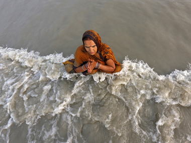 Devotees take holy dips on 'Makar Sankranti' in Shimla Devotees take holy dips on 'Makar Sankranti' in Shimla