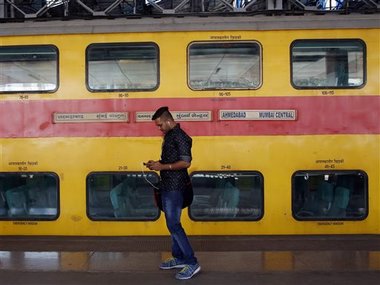 Mumbai train travelers log on as Google starts free Wi-Fi service at Mumbai Central station Mumbai train travelers log on as Google starts free Wi-Fi service at Mumbai Central station