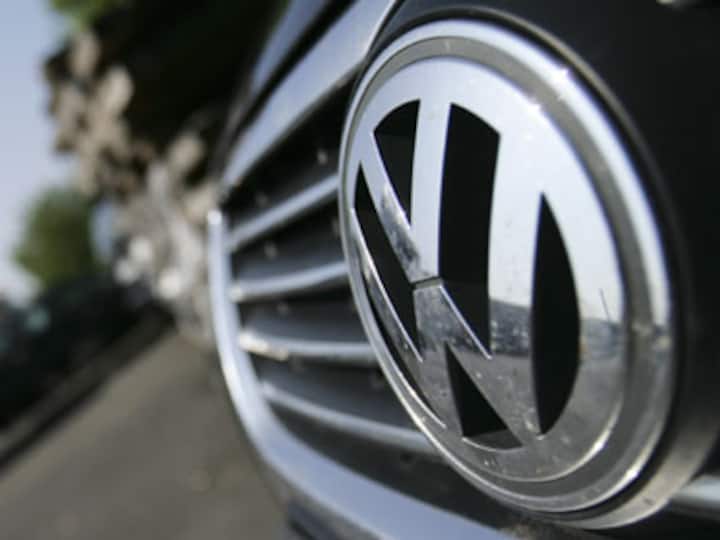 Volkswagen chief tells shareholders sorry for emissions scandal