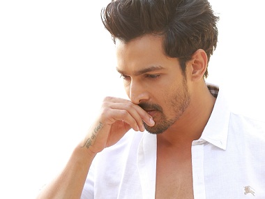 Outsider no more: Harshvardhan Rane makes an impressive debut in 'Sanam Teri Kasam' Outsider no more: Harshvardhan Rane makes an impressive debut in 'Sanam Teri Kasam'