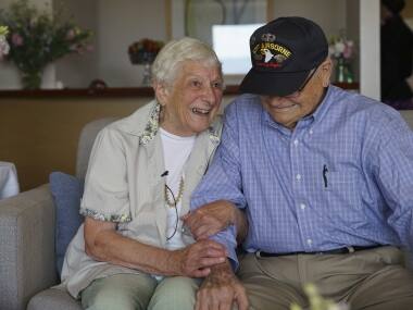 US WWII vet reunites with wartime girlfriend in Australia after 70 years