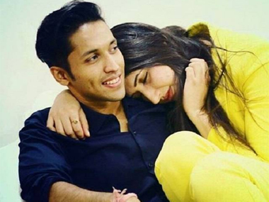 Awww! Novelist and screenwriter Durjoy Dutta live tweets marriage proposal to girlfriend Awww! Novelist and screenwriter Durjoy Dutta live tweets marriage proposal to girlfriend