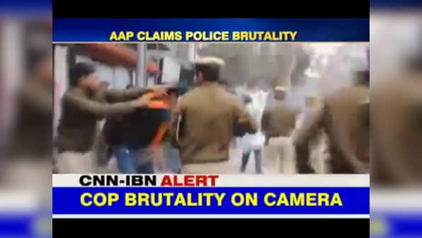 Police brutality: Delhi cops beat up students, including girls, protesting over Rohith Vemula's death