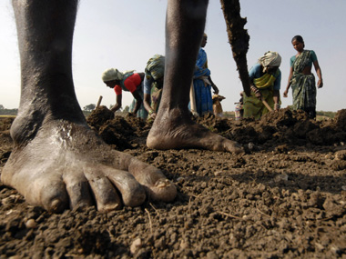 UPA vs NDA: Check out these 7 charts to see how MGNREGA fared in 10 years UPA vs NDA: Check out these 7 charts to see how MGNREGA fared in 10 years