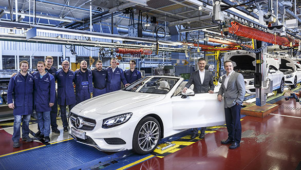Mercedes-Benz replaces robots with humans at Sindelfingen plant Mercedes-Benz replaces robots with humans at Sindelfingen plant