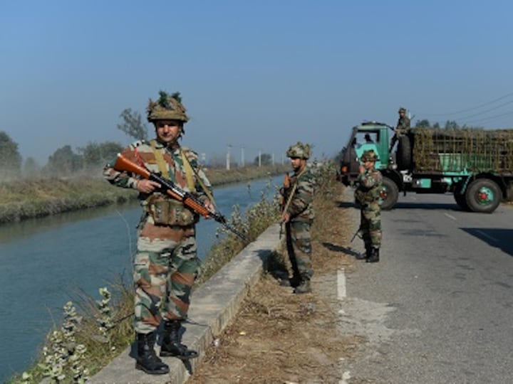Bomb disposal squad defuses IED weighing 5 kgs on Srinagar-Baramulla highway