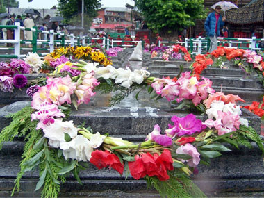 Men can visit graveyards, why not us? ask Muslim women Men can visit graveyards, why not us? ask Muslim women