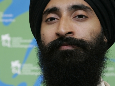 Sikh-American actor Waris Ahluwalia barred from flight over turban dispute Sikh-American actor Waris Ahluwalia barred from flight over turban dispute
