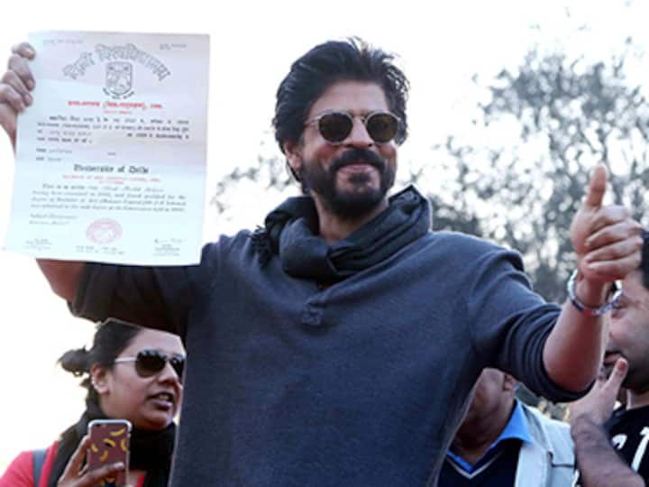 The Graduate: Shah Rukh Khan finally gets his degree from Hansraj college after 28 years
