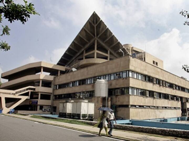 Fee hike, fund of Rs 2,000 crore: Panel recommends changes in IITs' finances to reduce dependence on govt
