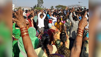 Sri Sri Ravi Shankar's solution for Shani Shinganapur: Restrict entry of both men, women