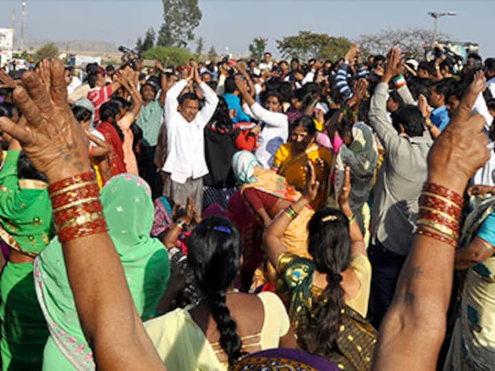 Sri Sri Ravi Shankar's solution for Shani Shinganapur: Restrict entry of both men, women