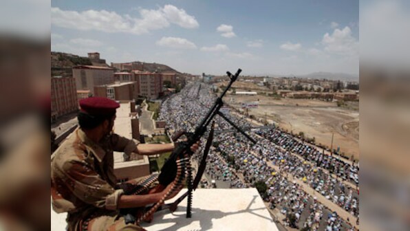 Suicide bomber detonates vest in Yemenite military camp, kills 9