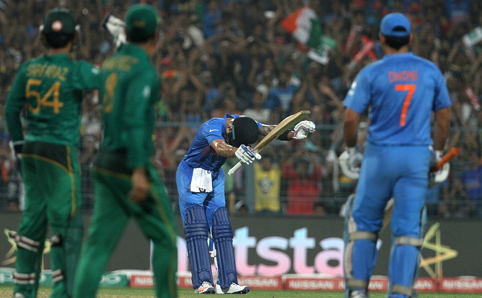 World T20, India vs Pakistan Photos: Kohli&#39;s bow to the God, Amitabh&#39;s rendition of National Anthem and Dhoni&#39;s winning runs-Sports News , Firstpost
