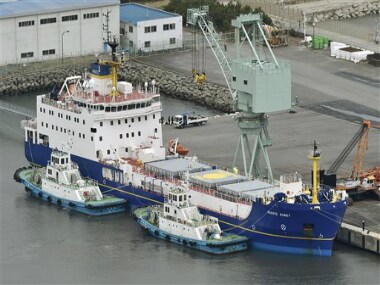 British ships arrive in Japan to transport plutonium to the US