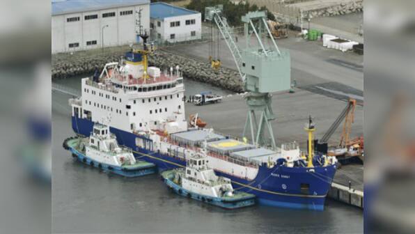 British ships arrive in Japan to transport plutonium to the US