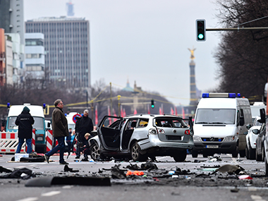 Berlin bomb blast: One killed, attack being linked to organised crime Berlin bomb blast: One killed, attack being linked to organised crime