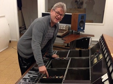 Flemming Rasmussen at the console. Image courtesy: Twitter @FlemmingRass