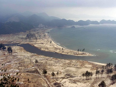 Earthquake of 7.8 magnitude hits off Indonesia, tsunami warning issued Earthquake of 7.8 magnitude hits off Indonesia, tsunami warning issued