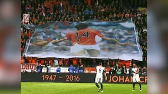 International match halted for first time as Netherlands-France pay tribute to 'Dutch Master' Johan Cruyff