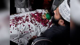 Pakistan threatens to use force to remove radical Islamists outside Parliament