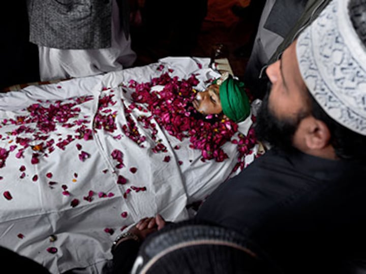 Pakistan threatens to use force to remove radical Islamists outside Parliament